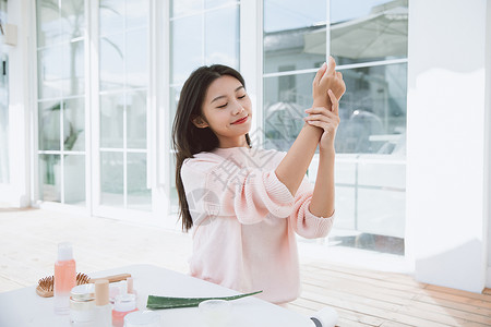 美女居家生活秋冬护肤图片