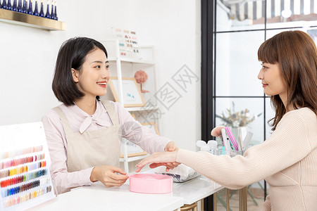 女性美甲师帮美女顾客清洁指甲高清图片