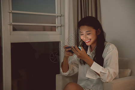 通宵游戏青年女性熬夜玩手机游戏背景