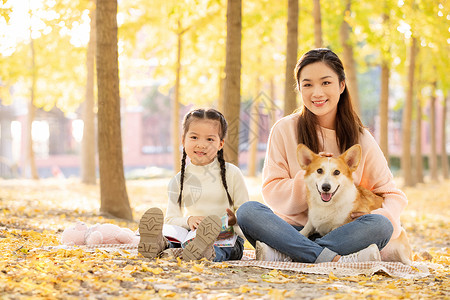 母亲怀里的女儿宠物坐在妈妈的怀里背景