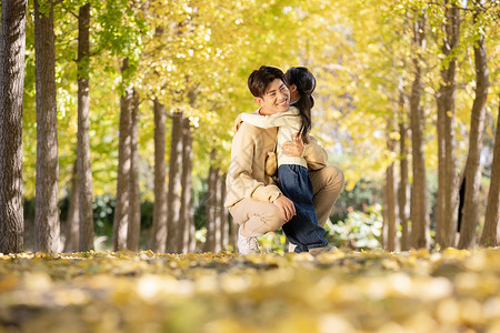 父女两人在树林里拥抱背景图片