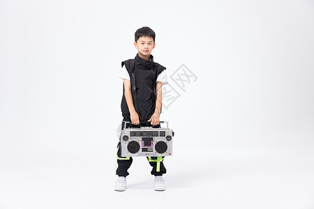 音乐机器人帅气街舞男孩携带道具姿势背景