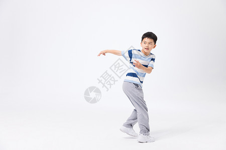 飞盘比赛跳街舞的帅气儿童背景