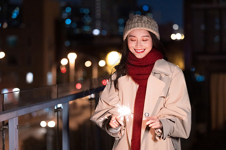 放烟火秋冬夜晚美女过圣诞节放烟花棒背景