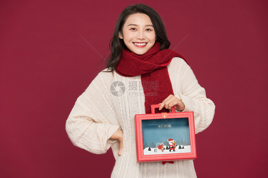 美女披围巾拿圣诞礼物图片