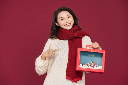 相框红美女披围巾拿圣诞礼物背景