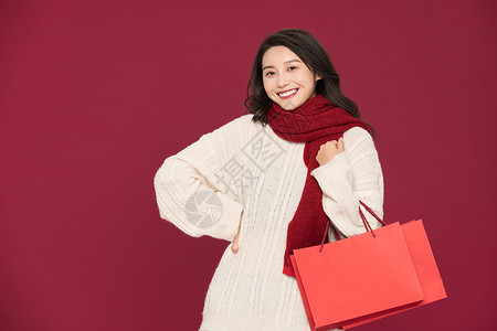 冬季甜美女性过新年拎购物袋背景图片