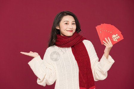 冬季甜美女性过新年发红包背景图片