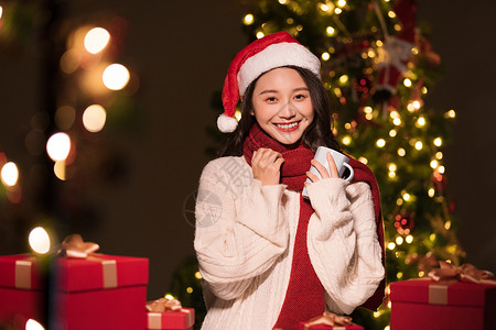 冬季新年美女手捧水杯秋冬夜晚美女过圣诞节手捧水杯背景