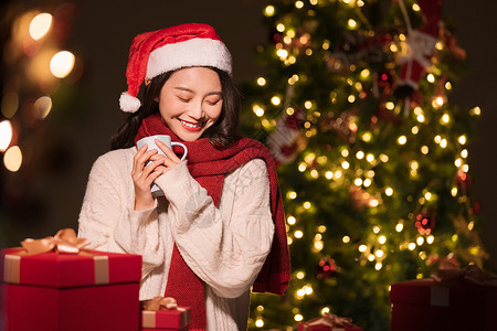 冬季新年美女手捧水杯秋冬夜晚美女过圣诞节手捧水杯背景