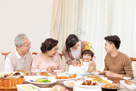 老人过生日一家人欢乐地为小男孩庆祝生日背景