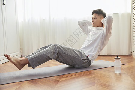 卷腹仰卧起坐年轻男士居家运动健身图片