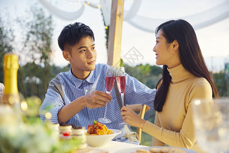 庆祝男人节年轻情侣约会喝酒碰杯背景