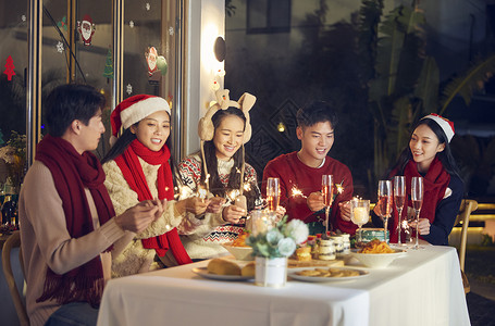 年轻人圣诞聚会放烟花祝福高清图片