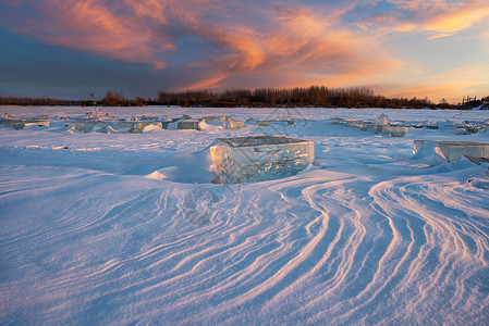 寒冷的冬季冰柱松花江上的冰块背景