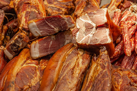 新年集市年货集市上售卖的腌肉背景