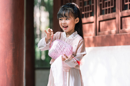 中国风女孩古装汉服儿童公园里嬉戏背景