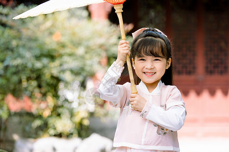 撑伞的孩子古装汉服儿童公园里撑伞背景