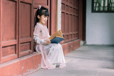 中国风女孩古装汉服儿童公园里看书背景