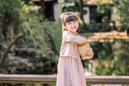 中国风儿童古装汉服儿童公园拿竹篮里游玩背景