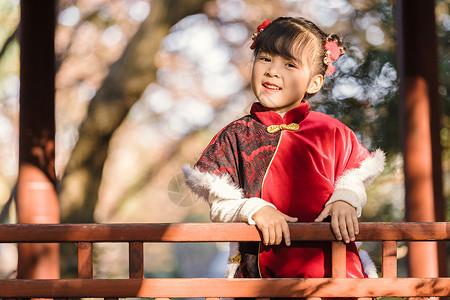 中国风儿童新年逛公园里嬉戏背景图片