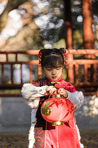 中国风儿童新年拿灯笼逛公园背景图片