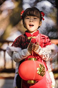 中国风儿童新年拿灯笼逛公园高清图片