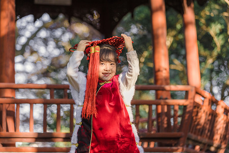 中国风儿童逛公园过新年背景图片