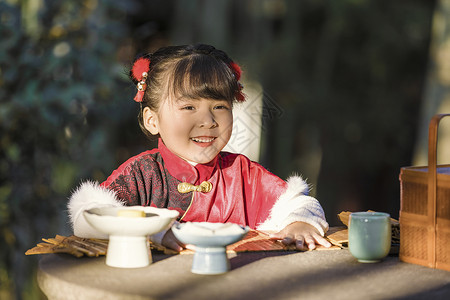 中国风儿童新年逛公园吃点心背景图片