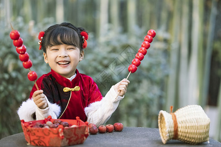 古代的女孩中国风儿童新年逛公园吃糖葫芦背景