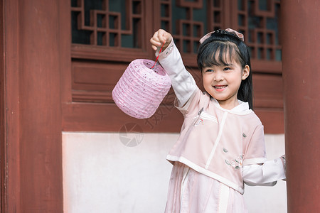 拿灯笼的小孩汉服中国风儿童拿灯笼逛公园玩耍背景