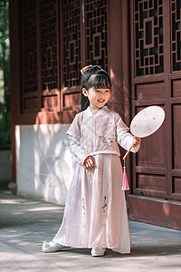 汉服中国风儿童拿扇子逛公园玩耍高清图片