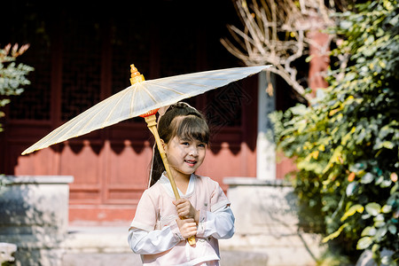 中国风儿童汉服逛公园撑伞图片