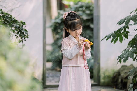 黄色汉服中国风儿童汉服逛公园玩耍背景