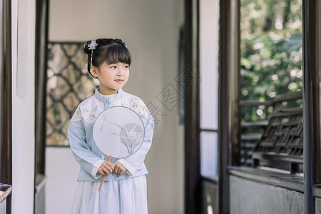 中国风女孩古装可爱儿童女孩逛公园游玩背景