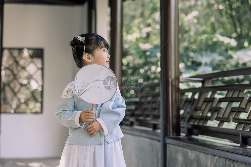 古装可爱儿童女孩逛公园游玩图片