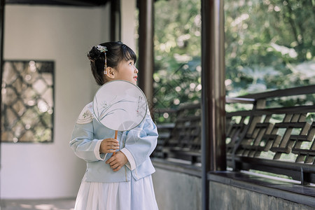 古装可爱儿童女孩逛公园游玩图片