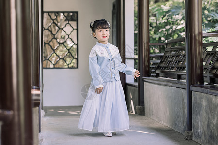 中国风可爱儿童汉服逛公园图片