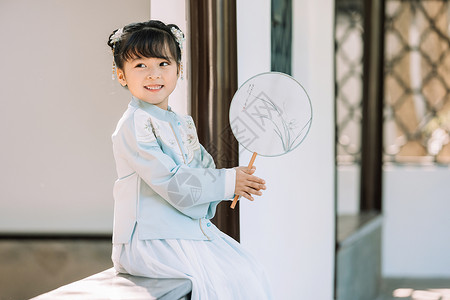 古装可爱儿童女孩逛公园游玩背景图片