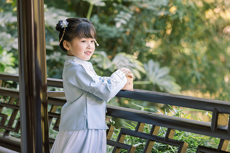 汉服传统可爱女孩逛公园游玩背景图片