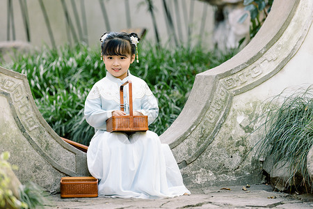 中国风儿童汉服小女孩提篮子高清图片