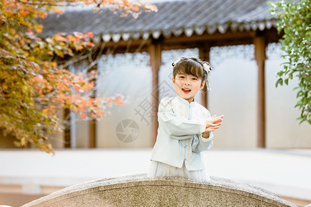 中国风可爱儿童小女孩公园里游玩图片