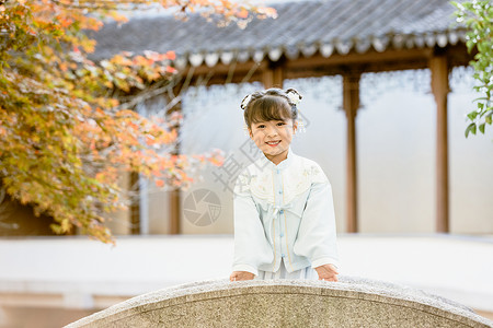 中国风可爱儿童小女孩公园里游玩图片