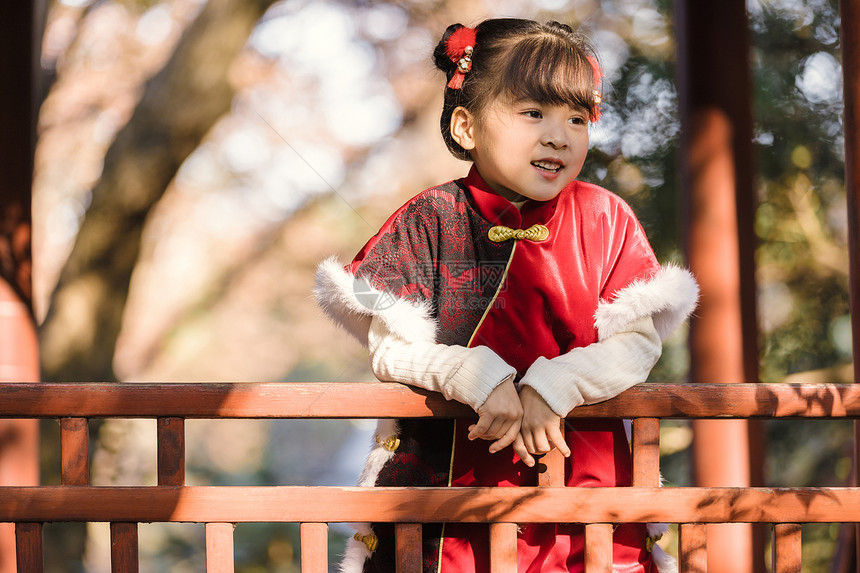 中国风唐装可爱小女孩新年公园游玩图片