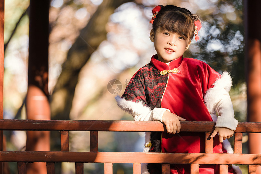 中国风唐装可爱小女孩新年公园游玩图片