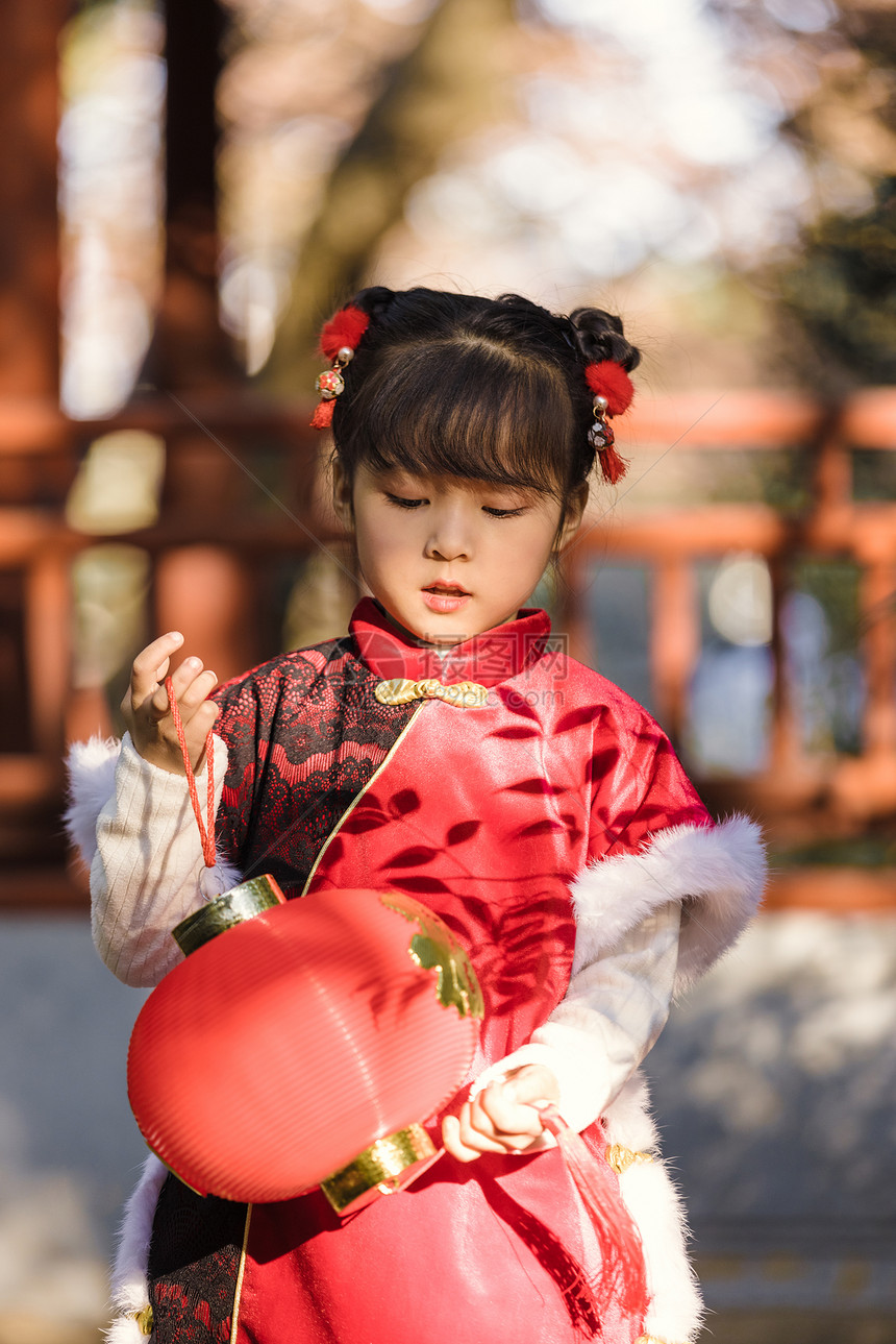 中国风唐装可爱小女孩新年公园游玩图片