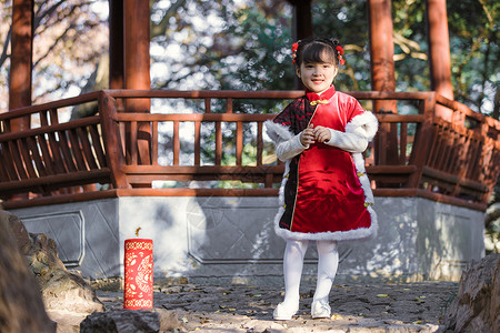 春节游玩中国风唐装可爱小女孩新年公园游玩背景