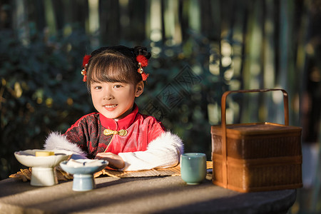 中国传统汉服可爱儿童公园吃点心图片