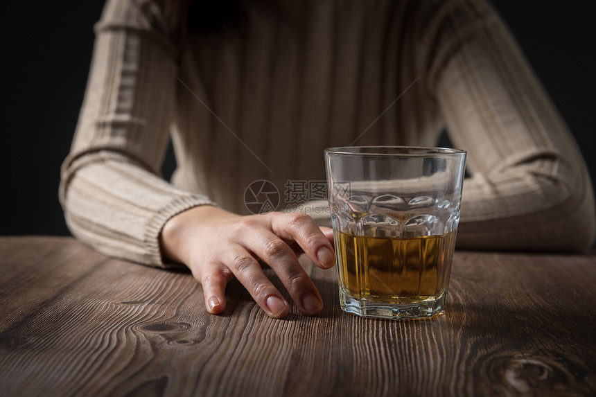 女性的手摸着酒杯戒酒酗酒图片