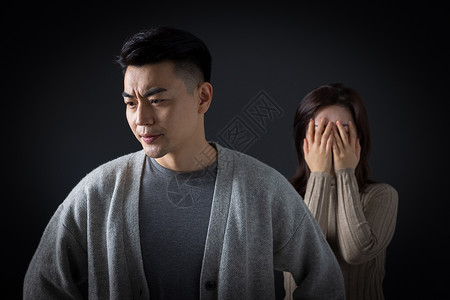 吵架的夫妻两人女性哭泣背景图片